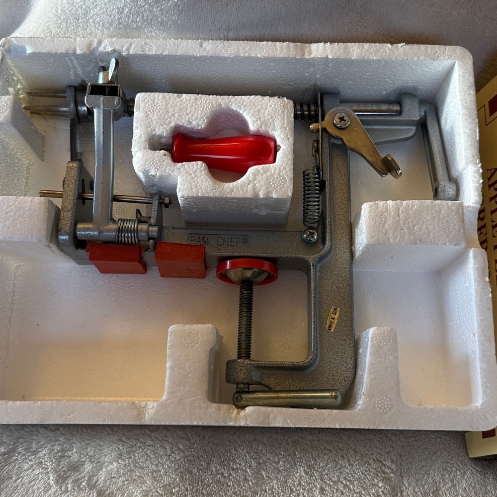 Pampered Chef Apple Peeler Corer Slicer.  Never used
